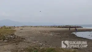 Wajah Pantai Karang Pamulang Palabuhanratu Sukabumi yang kini berubah akibat sedimentasi Proyek Dermaga PLPR, Senin (6/7/2026). (Sumber Foto: SU/Ilyas)