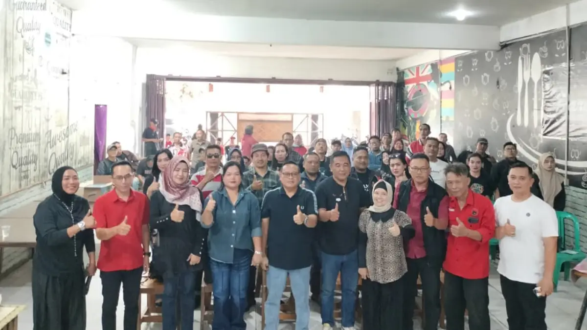 Sesi foto bersama Anggota DPRD Jawa Barat Muhammad Jaenudin dan peserta kegiatan pengawasan penyelenggaraan pemerintahan di Kota Sukabumi di Parantina Resto, Sabtu (4/7/2026) | Foto : Tim Adc