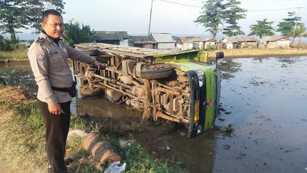 Truk Hino Cargo bernomor polisi B 9388 PYY yang nyungsep di Jalan Lempeng, Desa Cisolok, Kecamatan Cisolok, Kabupaten Sukabumi, pada Selasa (7/7/2026). (Sumber : dok Polsek Cisolok).