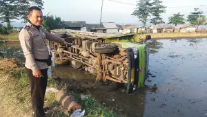 Truk Hino Cargo bernomor polisi B 9388 PYY yang nyungsep di Jalan Lempeng, Desa Cisolok, Kecamatan Cisolok, Kabupaten Sukabumi, pada Selasa (7/7/2026). (Sumber : dok Polsek Cisolok).