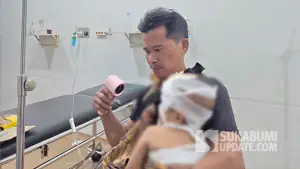 Balita Muhammad Arya korban kebakaran yang sedang digendong oleh pamannya Kemal. (Sumber : SU/Ilyas).