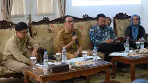 Sekda Sukabumi, Ade Suryaman bersama Tim Percepatan UHC Provinsi Jabar di Pendopo Kabupaten Sukabumi, Selasa (7/7/2026). (Sumber : Dokpim).