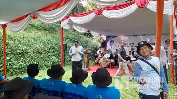 Bupati Asjap saat membuka Pelatihan Penguatan Gabungan Perkumpulan Petani Pemakai Air (GP3A) dan Perkumpulan Petani Pemakai Air (P3A) di Situ Sukarame, Kec Parakansalak, Selasa (7/7/2026). (Sumber : SU/Ibnu Sanubari).