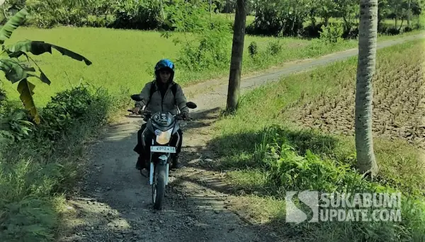 Kasipem BPR Jampangkulon Budi Irawan saat tugas menggunakan sepeda motor di pelosok desa wilayah Jampangkulon. (Sumber Foto: Istimewa)