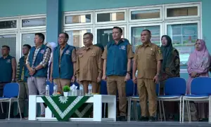 Sekretaris Bapperida Kabupaten Sukabumi, Yuki Ramdan Priana (kedua dari kanan) saat mendampingi Sekda Ade Suryaman lepas ratusan mahasiswa KKN UMMI 2026. (Sumber Foto: Dok. UMMI)