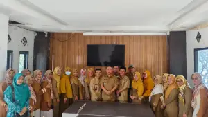 Foto bersama Kepala UPTD Puskesmas Cidahu, dr. Teddy Mulyadi S, bersama Wakil Bupati Sukabumi, Andreas dan jajaran Dinas Kesehatan Kabupaten Sukabumi meninjau pelaksanaan Gebyar Posyandu | Foto : dok. puskesmas