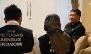 Wakil Gubernur Jawa Barat Erwan Setiawan saat mengikuti pendataan Sensus Ekonomi 2026. (Sumber Foto: Humas Jabar)