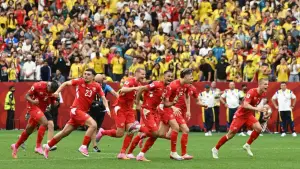 Selebrasi para pemain Swiss setelah menang atas Kolombia melaluia adu penalti (Sumber: web/reuteus.com)