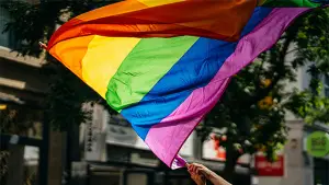 Ilustrasi bendera LGBTQ. (Sumber : unsplash.com/@Raphael Renter | @raphi_rawr).