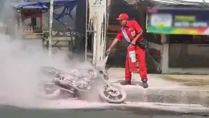 Petugas SPBU yang membantu memadamkan api yang menghanguskan sebuah motor Honda Tiger Kecamatan Baros, Kota Sukabumi, pada Rabu (8/7/2026) sekira pukul 11.00 WIB. (Sumber : Istimewa.)