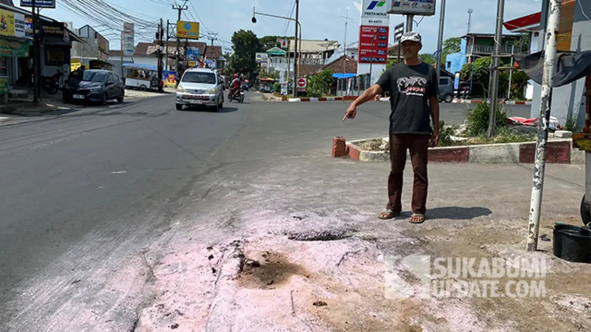 Saksi mata Wandi (66) saat menunjukan tkp kotor terbakar di Jalan Raya Baros, samping SPBU. | SU/Awal