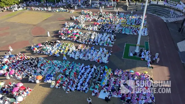 Ribuan Jemaah Semarakkan Peluncuran Gerakan Wakaf 1 Juta Al-Quran di Sukabumi. (Sumber : SU/Ilyas)
