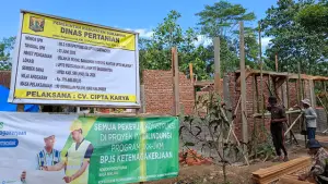 Proses pembangunan kantor UPTD Pertanian Wilayah Sagaranten. (Sumber : SU/Ragil Gilang).
