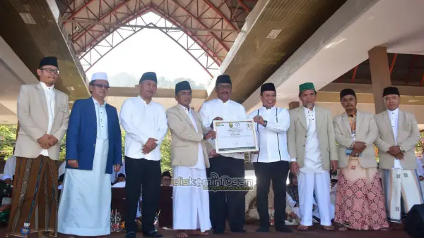 Bupati Sukabumi Asep Japar saat peluncuran wakaf 1 Juta Alquran | Foto : diskominfosan