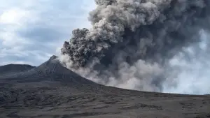 Erupsi Gunung Anak Krakatau di selat sunda (Sumber: Badan Geologi edit by copilot)