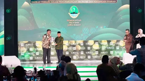 Wagub Jabar Erwan Setiawan saat menerima penghargaan Anugerah Adinata Syariah 2026 dari Wakil Presiden RI periode 2019–2024 Maruf Amin. (Sumber Foto: Dok. Pemprov Jabar)