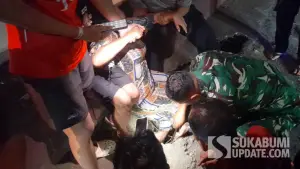 Proses evakuasi Wati, ibu rumah tangga yang kakinya tertusuk besi wiremesh setelah terperosok ke lubang drainase di depan Polsek Cibadak, Rabu (8/7/2026). (Sumber Foto: SU/Ibnu)
