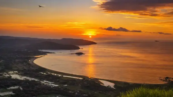 Teluk Ciletuh, Pantai Ciwaru dan sekitarnya di kawasan Geopark Ciletuh Sukabumi (Sumber: edit by copilot)