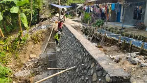 Para petugas saat sedang melaksanakan pengerjaan rehabilitasi Irigasi (DI) Citepus, Desa Citepus, Kecamatan Palabuhanratu. (Sumber : Dok Dinas PU).