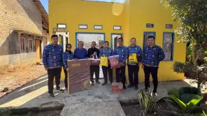 Bidang Perlindungan dan Jaminan Sosial (Limjamsos) menyalurkan bantuan kepada keluarga korban kebakaran rumah di Kampung Pasirceuri, Desa Cikangkung, Kecamatan Ciracap, Kabupaten Sukabumi. (Sumber: dinsos)