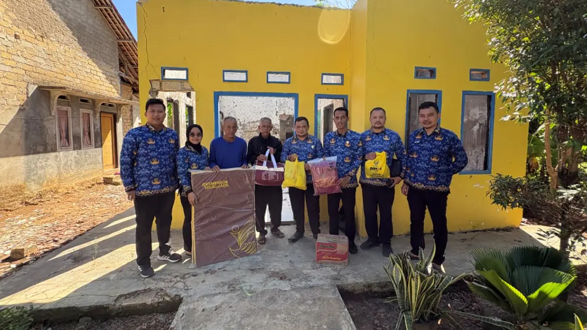 Dinsos Salurkan Bantuan untuk Korban Kebakaran Rumah di Ciracap Sukabumi