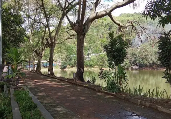 Situ Sipatahunan adalah salah satu destinasi wisata murah meriah yang tidak jauh dari Kota Bandung (Sumber : Gmaps/ary anik)
