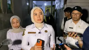 dr Lulis Delawati saat diwawancara oleh awak media di kediaman anak H di wilayah Kecamatan Cikole, Kota Sukabumi pada Rabu malam (8/7/2026). (Sumber Foto: Istimewa)