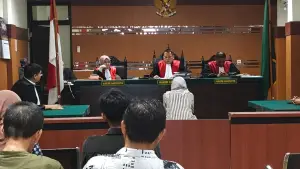 dr Silvi Apriani (berbaju putih) selaku terdakwa dalam kasus dugaan penggelaan dalam bisnis pengadaan food tray MBG saat duduk di ruang persidangan PN Kelas IB Sukabumi. Kamis (9/7/2026) | Foto : Asep Awaludin