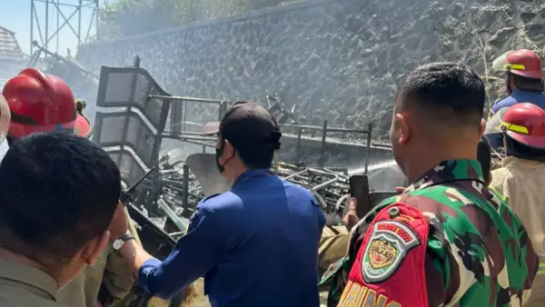 Petugas Damkar Kabupaten Sukabumi lakukan proses pendinginan usai memadamkan kebakaran di area belakang Gedung Instalasi Pemeliharaan Sarana dan Prasarana Rumah Sakit RSUD Sekarwangi Cibadak (Sumber : dok damkar)