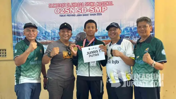 Jajaran Disdik Kabupaten Sukabumi saat berfoto bersama pelajar SMP kontingen O2SN Kabupaten Sukabumi peraih medali emas cabor renang di O2SN Jabar 2026. (Sumber Foto: Dok. Disdik)