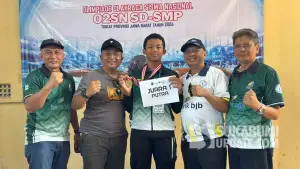 Jajaran Disdik Kabupaten Sukabumi saat berfoto bersama pelajar SMP kontingen O2SN Kabupaten Sukabumi peraih medali emas cabor renang di O2SN Jabar 2026. (Sumber Foto: Dok. Disdik)