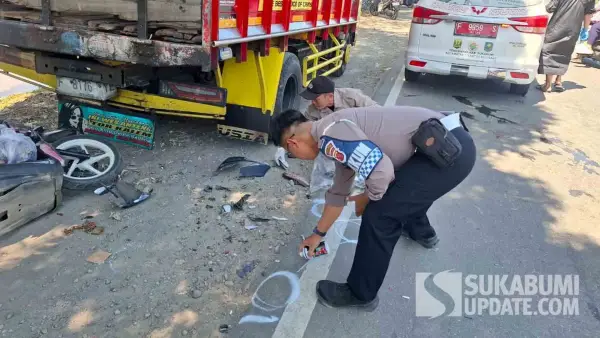 Polisi saat olah TKP kecelakaan maut di Jalur Lingkar Selatan Kota Sukabumi, Jumat (10/7/2026). Pemotor tewas usai tabrak truk parkir. (Sumber Foto: Dok. Satlantas Polres Sukabumi Kota)
