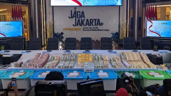 Penampakan 74 kg emas dan uang ratusan miliar hasil penggeledahan yang dilakukan aparat kepolisian | Foto : Istimewa