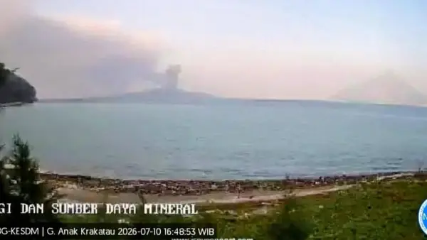 Gunung Anak Krakatau dilaporkan telah empat kali erupsi dalam sejam pada Jumat (10/7/2026), kolom abu tertinggi capai 250 meter. (Sumber : Magma Indonesia/PVMBG/Kementerian ESDM)
