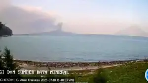 Gunung Anak Krakatau dilaporkan telah empat kali erupsi dalam sejam pada Jumat (10/7/2026), kolom abu tertinggi capai 250 meter. (Sumber : Magma Indonesia/PVMBG/Kementerian ESDM)