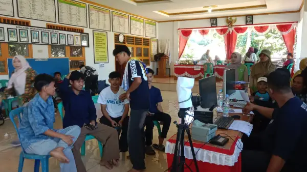 Pelayanan adminduk jemput bola di Kantor Desa Purwasedar Ciracap Kabupaten Sukabumi (Sumber: dok desa)