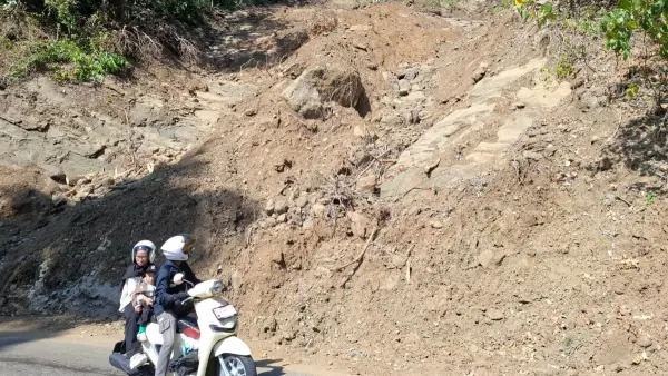 Kondisi bekas longsoran di Jalan Provinsi ruas Tamanjaya–Palangpang, tepatnya di kawasan Hutan Lindung Cipeucang, Desa Mekarsakti, Kecamatan Ciemas, Kabupaten Sukabumi (Sumber: dok warganet)