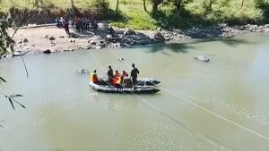 Perahu Karet bantuan TNI AL jadi andalan warga dan pelajar melintas Sungai Cimandiri di Jampangtengah, Kabupaten Sukabumi | Foto : dok. warga