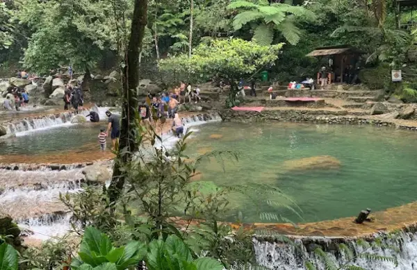 Leuwi Asoka, salah satu destinasi wisata alam yang ada di kawasan Pamijahan, Kabupaten Bogor (Sumber : Gmaps/afnia nindi)