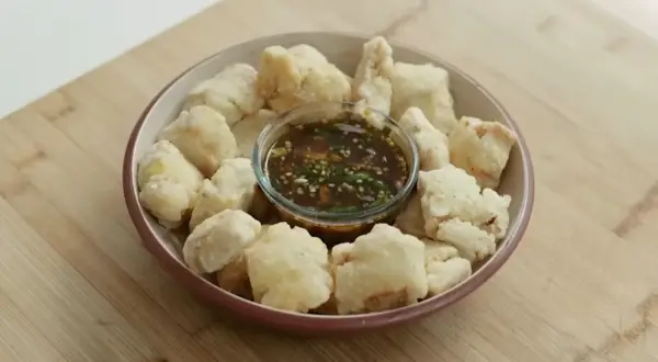 Resep Tahu Aci Krispi Kuah Gejrot, Ide Camilan yang Renyah dan Kenyal (Sumber : Youtube | Devina Hermawan)