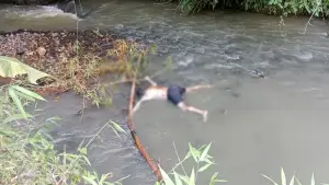Mayat pria ditemukan di Sungai Cimunjul, Ciambar, Kabupaten Sukabumi, Sabtu (11/7/2026) | Foto : dok. polsek