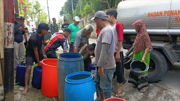 Petugas BPBD Sukabumi bersama P2BK Cicurug, pemerintah Desa Nanggerang, Tagana, TNI-Polri, dan relawan salurkan air bersih ke warga RW 4 Desa Nanggerang, Kecamatan Cicurug. (Sumber : Istimewa.)