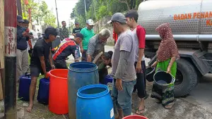 Petugas BPBD Sukabumi bersama P2BK Cicurug, pemerintah Desa Nanggerang, Tagana, TNI-Polri, dan relawan salurkan air bersih ke warga RW 4 Desa Nanggerang, Kecamatan Cicurug. (Sumber : Istimewa.)