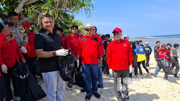 Anggota DPRD Paoji Nurjaman dan Anang Janur Fraksi PDIP bersama Kadispar Sukabumi dan masyarakat gelar aksi bersih Pantai Cibuaya serta penanaman pohon pandan di Desa Pangumbahan, Kecamatan Ciracap. (Sumber : SU/Ragil Gilang)