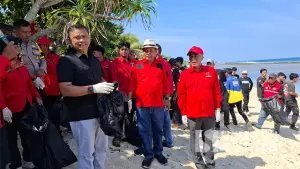 Anggota DPRD Paoji Nurjaman dan Anang Janur Fraksi PDIP bersama Kadispar Sukabumi dan masyarakat gelar aksi bersih Pantai Cibuaya serta penanaman pohon pandan di Desa Pangumbahan, Kecamatan Ciracap. (Sumber : SU/Ragil Gilang)