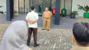 Kasubag Tata Usaha UPTD BP Mektan Jabar, Ahmad Hidayat, saat bertindak sebagai pembina apel pagi pada Senin (13/7/2026). (Sumber : Dok. BP Mektan Jabar)