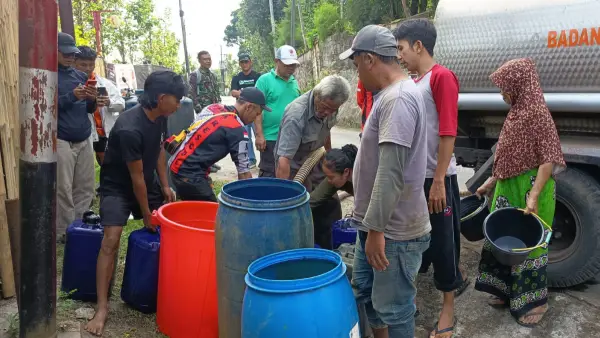 Dampak kemarau, BPBD Kabupaten Sukabumi kirim air ke warga Cicurug (Sumber: dok bpbd)