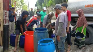 Dampak kemarau, BPBD Kabupaten Sukabumi kirim air ke warga Cicurug (Sumber: dok bpbd)