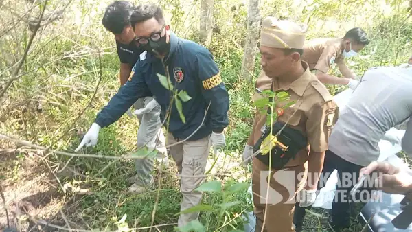 Polisi saat olah TKP penemuan kerangka manusia diduga perempuan di area perkebunan jati Kampung Cimahi. (Sumber Foto: Dok. Polsek Sagaranten)