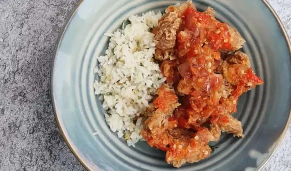 Resep Nasi Daun Jeruk, Ide Menu Pedas Gurih yang Menggoda untuk Keluarga (Sumber : Youtube | Devina Hermawan)